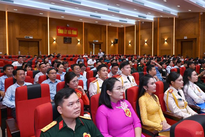 Các thí sinh và đại biểu dự khai mạc.