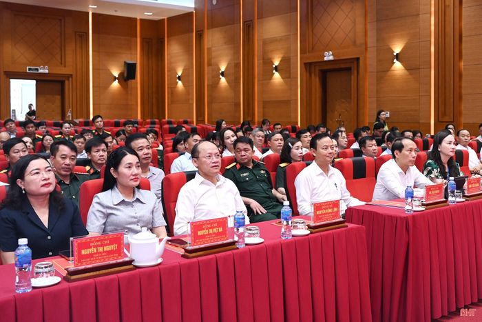 Các đại biểu dự khai mạc.