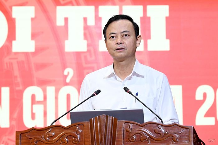 Đồng chí Hà Văn Hùng - Trưởng Ban Tuyên giáo và Dân vận Tỉnh ủy, Trưởng ban Tổ chức hội thi phát biểu khai mạc.