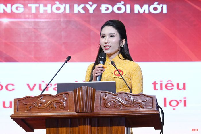 Đồng chí Trần Thị Huyền Trang - Phó Trưởng ban Tuyên giáo và công tác xã hội, Ủy ban MTTQ Việt Nam tỉnh, Đảng bộ Các cơ quan Đảng tỉnh trả lời câu hỏi của ban giám khảo.