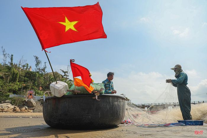 Eo Lói hiện lên như một bức tranh thiên nhiên nguyên sơ với làn nước trong xanh, ghềnh đá tự nhiên và không gian độc đáo.