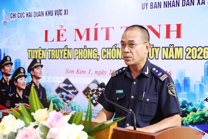 Phó Chi cục trưởng Chi cục Hải quan khu vực XI Nguyễn Đình Long phát biểu tại buổi lễ.
