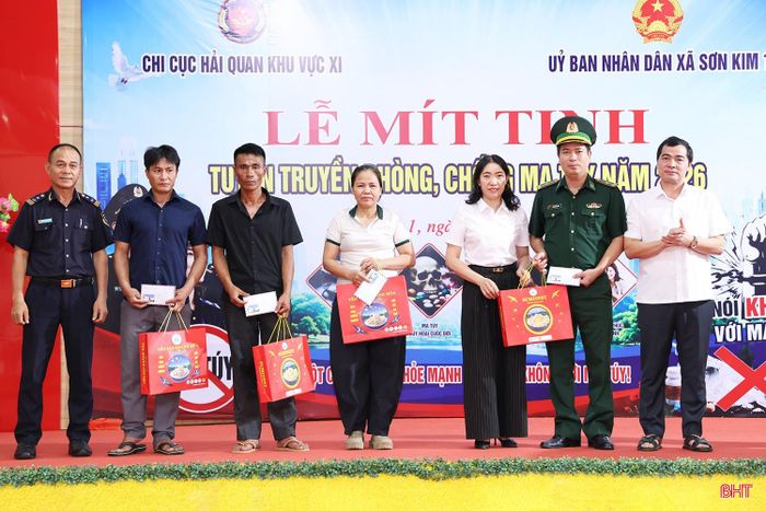 Lãnh đạo Chi cục Hải quan khu vực XI và UBND xã Sơn Kim 1 trao quà cho tập thể và cá nhân có nhiều nỗ lực trong công tác cai nghiện.
