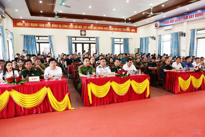 Các đại biểu tham dự lễ mít tinh tuyên truyền, diễu hành tuyên truyền phòng, chống ma túy năm 2026 tại xã Sơn Kim 1.