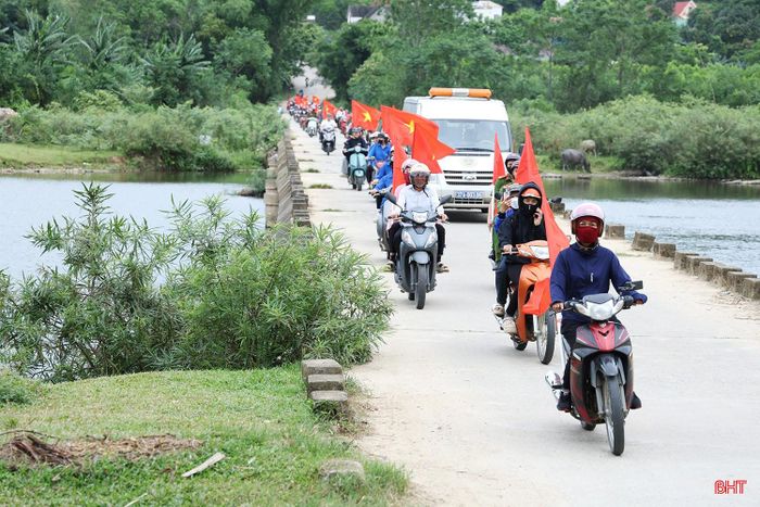 Đoàn diễu hành tuyên truyền phòng, chống ma túy trên các tuyến đường thuộc địa bàn 3 xã: Sơn Kim 1, Sơn Kim 2, Sơn Tây.