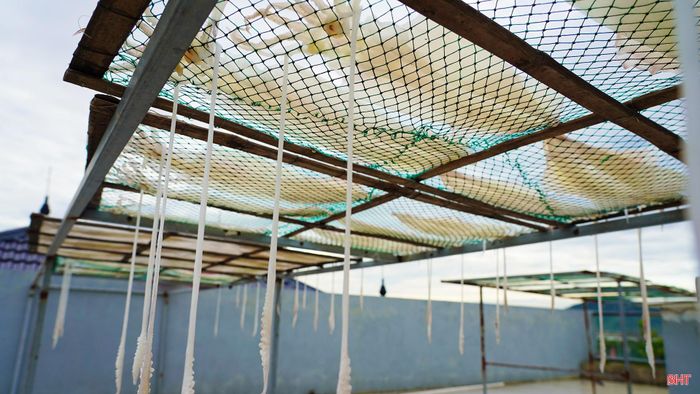 Qua nhiều năm làm nghề, tôi nhận ra yếu tố quan trọng nhất ngoài nguyên liệu tươi chính là ánh nắng. Nếu nhiệt độ khoảng 32 - 36 độ C thì mực thường cần phơi khoảng 10 tiếng để phần ngoài se lại, bên trong vẫn giữ được độ mềm và vị ngọt tự nhiên. Nếu nắng nhẹ hoặc thời tiết thay đổi thì phải điều chỉnh thời gian cho phù hợp.