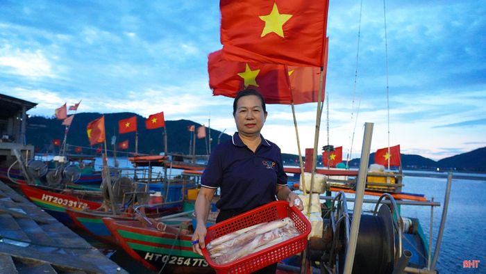 Những ngày này, thời tiết nắng đẹp, có bao nhiêu mực tươi đạt chất lượng tôi đều cố gắng thu mua hết. Không chỉ để đảm bảo nguồn nguyên liệu cho sản xuất mà còn góp phần tiêu thụ sản phẩm cho ngư dân địa phương.