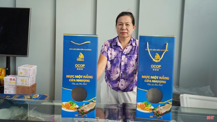 Đến năm 2021, sản phẩm mực một nắng của HTX Hải sản Cửa Nhượng được công nhận OCOP 3 sao. Với tôi, đó không chỉ là sự ghi nhận cho chất lượng sản phẩm mà còn là động lực để tiếp tục gắn bó với nghề, nâng cao quy trình sản xuất và hoàn thiện mẫu mã. Hiện nay, HTX đang từng bước hoàn thiện các tiêu chí để phấn đấu nâng hạng sản phẩm lên OCOP 4 sao, đưa đặc sản biển Thiên Cầm đến gần hơn với người tiêu dùng.