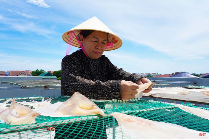 Phơi mực cũng không phải chỉ mang ra nắng rồi chờ. Khoảng 2 - 3 tiếng sau tôi phải trở mặt mực để đón nắng đều. Chỉ cần chậm tay hoặc phơi quá thời gian, chất lượng mực có thể bị ảnh hưởng, không đạt được độ khô và độ ngọt như mong muốn.