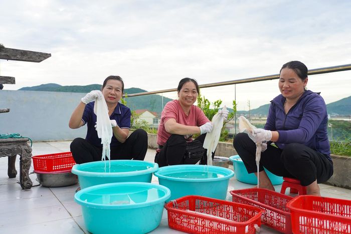 Sau khi thu mua, tôi đưa mực về sơ chế ngay để giữ được độ tươi và chất lượng nguyên liệu. Để kịp tiến độ, mỗi ngày tôi thuê thêm 2 - 3 công nhân tham gia làm cùng.