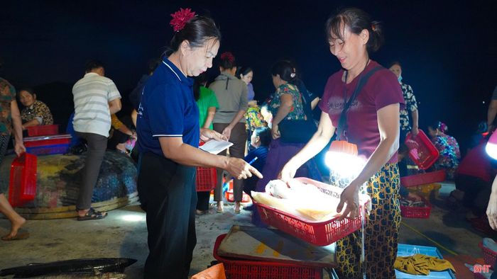 Những ngày này, đều đặn cứ khoảng 4 giờ sáng, tôi đã có mặt ở cảng cá Cửa Nhượng (xã Thiên Cầm) để lựa chọn những mẻ mực tươi ngon đưa về chế biến. Với tôi, muốn làm được mực một nắng ngon thì điều quan trọng nhất là nguyên liệu phải thật tươi ngay từ đầu.