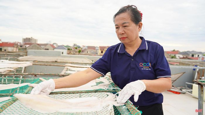 Tôi chọn phơi trên tầng thượng để đón được nhiều nắng và đảm bảo sạch sẽ. Khi phơi, từng con mực được trải thẳng trên mặt lưới, phần đuôi buông tự nhiên, khoảng cách vừa đủ để đón nắng đồng đều.