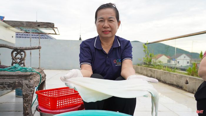 Mực sau khi làm sạch có màu trắng ngà tự nhiên.