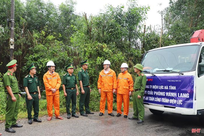 Công ty Điện lực Hà Tĩnh phối hợp các lực lượng chức năng ra quân giải phóng hành lang lưới điện do Điện lực Hương Khê quản lý.