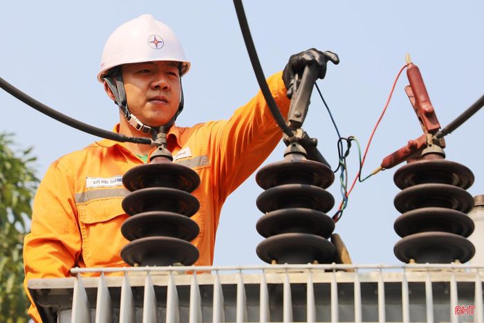 Nắng nóng kéo dài khiến phụ tải điện của Điện lực Thành Sen quản lý tăng 40% so với thời điểm bình thường.