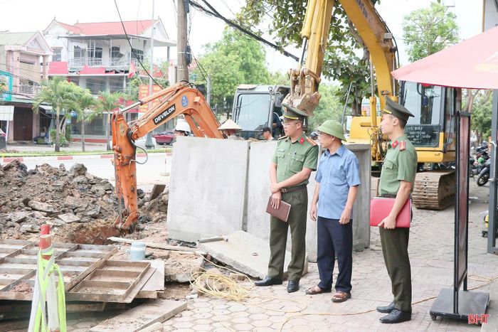 Thiếu tá Trương Quang Bình tuyên truyền, vận động người dân thực hiện dự án cải tạo, nâng cấp quốc lộ 1 đoạn qua phường Thành Sen.
