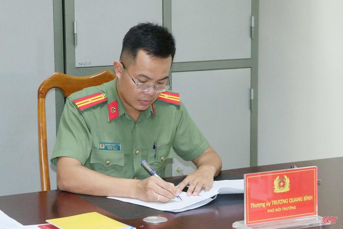 Thiếu tá Trương Quang Bình trao đổi với cấp trên về quá trình xử lý các vụ việc nhằm đảm bảo an ninh trật tự cho quá trình thi công các dự án.