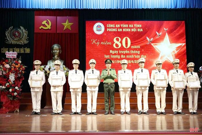 Thiếu tá Trương Quang Bình (người thứ 3 từ trái qua) nhận giấy khen của Cục trưởng Cục An ninh nội địa về thành tích xuất sắc đột xuất trong triển khai thực hiện các phong trào thi đua kỷ niệm 80 năm Ngày truyền thống lực lượng An ninh nội địa.