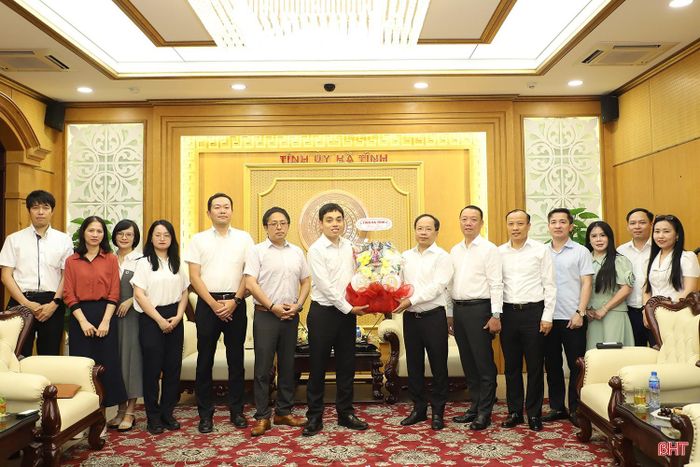 Bí thư Tỉnh ủy Nguyễn Duy Lâm, Chủ tịch UBND tỉnh Phan Thiên Định và các đại biểu Hà Tĩnh tặng quà đoàn công tác.
