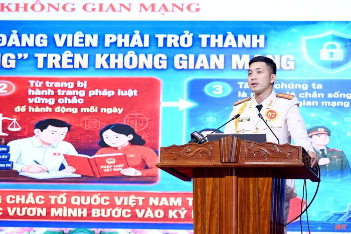 Thiếu tá Nguyễn Trung Kiên - Đảng bộ xã Đan Hải thực hiện phần thi trả lời câu hỏi của ban giám khảo.