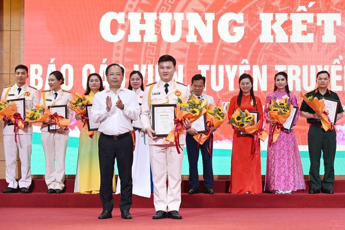 Đồng chí Nguyễn Duy Lâm - Ủy viên Trung ương Đảng, Bí thư Tỉnh ủy, Trưởng đoàn ĐBQH tỉnh trao giải nhất cho Trung úy Thái Hữu Tới (Đảng bộ xã Đức Thịnh).