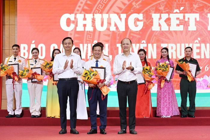 Các đồng chí: Nguyễn Hồng Lĩnh - Phó Bí thư Thường trực Tỉnh ủy, Chủ tịch HĐND tỉnh; Hà Văn Hùng - Trưởng Ban Tuyên giáo và Dân vận Tỉnh ủy, Trưởng ban Tổ chức hội thi trao giải nhì cho thí sinh Đinh Hữu Cảnh (Đảng bộ xã Hương Đô).