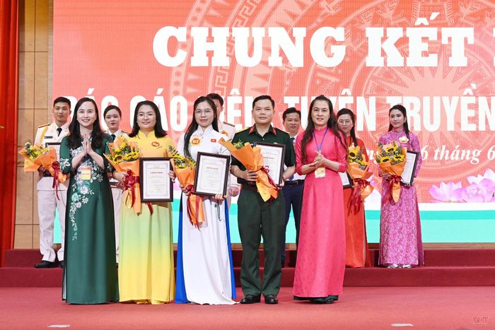 Các đồng chí: Đặng Thị Quỳnh Diệp - Phó Trưởng ban Thường trực Ban Tuyên giáo và Dân vận Tỉnh ủy; Hà Thị Sâm - Phó Chánh Văn phòng Tỉnh ủy trao giải ba cho các thí sinh.