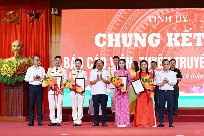 Các đồng chí trong ban giám khảo trao giải khuyến khích cho các thí sinh.