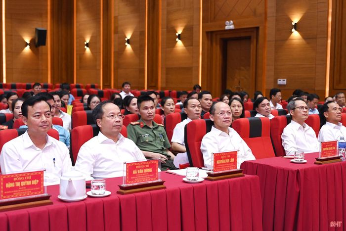 Các đồng chí: Nguyễn Duy Lâm - Ủy viên Trung ương Đảng, Bí thư Tỉnh ủy, Trưởng đoàn ĐBQH tỉnh; Nguyễn Hồng Lĩnh - Phó Bí thư Thường trực Tỉnh ủy, Chủ tịch HĐND tỉnh; Hà Văn Hùng - Trưởng Ban Tuyên giáo và Dân vận Tỉnh ủy, Trưởng ban Tổ chức hội thi và đại biểu dự lễ bế mạc, trao giải.