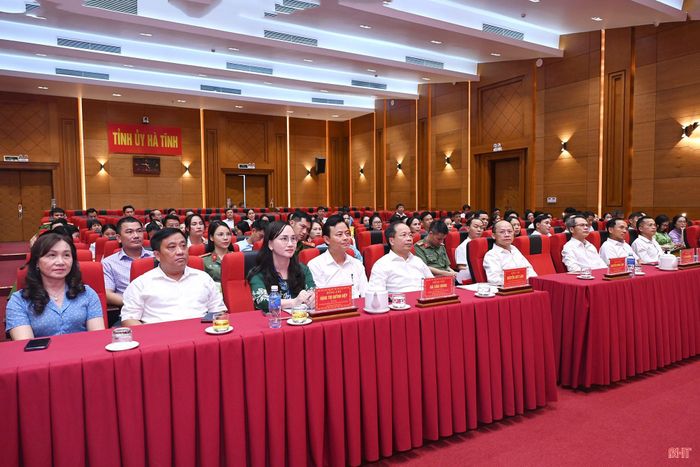 Đại biểu dự lễ bế mạc và trao giải.
