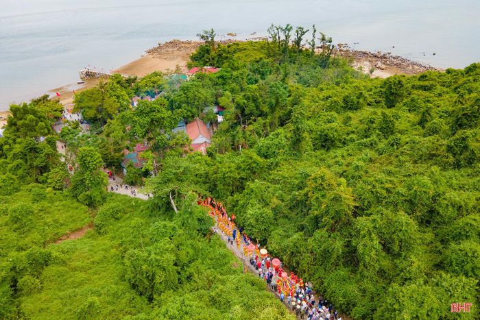 Bên cạnh các đoàn rước di chuyển bằng đường thủy, dọc bãi biển, nhiều đoàn rước cũng thực hiện hành trình di chuyển bằng đường bộ từ các đền thờ vọng về Đền thờ chính Chiêu Trưng Đại Vương Lê Khôi.