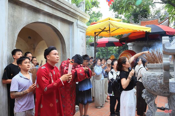 Đông đảo người dân và du khách đã thành tâm dâng hương, cầu mong quốc thái dân an, mưa thuận gió hòa, đồng thời thể hiện sự tôn kính đối với Đức Chiêu Trưng Đại Vương Lê Khôi.