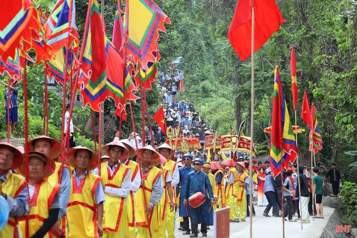 Lễ rước thu hút hàng nghìn người dân và du khách thập phương tham dự.