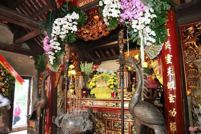  Trên ban thờ, các lễ vật được chuẩn bị chu đáo, sắp đặt trang trọng theo nghi thức truyền thống, tạo không khí linh thiêng cho buổi lễ. 