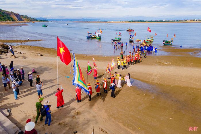 Trong sáng 16/6 (ngày 2/5 âm lịch), đoàn rước từ các đền thờ vọng thuộc các xã Thạch Khê, Đồng Tiến, Mai Phụ và Lộc Hà di chuyển về Đền thờ chính Chiêu Trưng Đại Vương Lê Khôi (thôn Tân Phong, xã Thạch Khê).