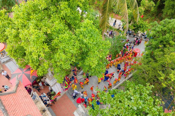 Nghi thức rước không chỉ thể hiện lòng thành kính đối với Đức Chiêu Trưng Đại Vương Lê Khôi mà còn góp phần tái hiện những giá trị văn hóa truyền thống đặc sắc của vùng đất ven biển Hà Tĩnh.