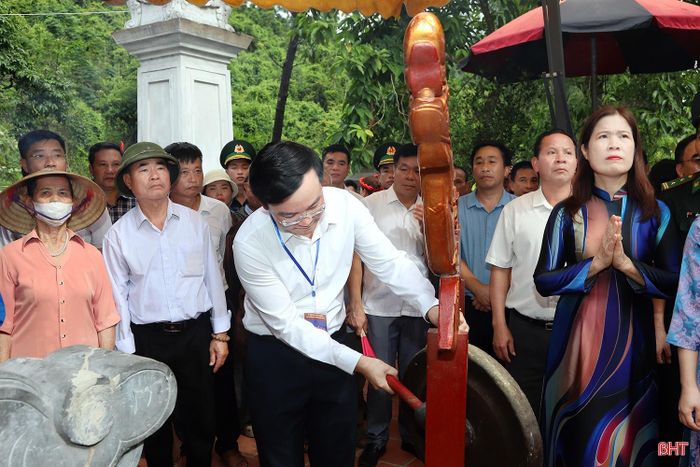 Lãnh đạo xã Thạch Khê thực hiện nghi thức thỉnh chuông, đánh trống khai lễ.