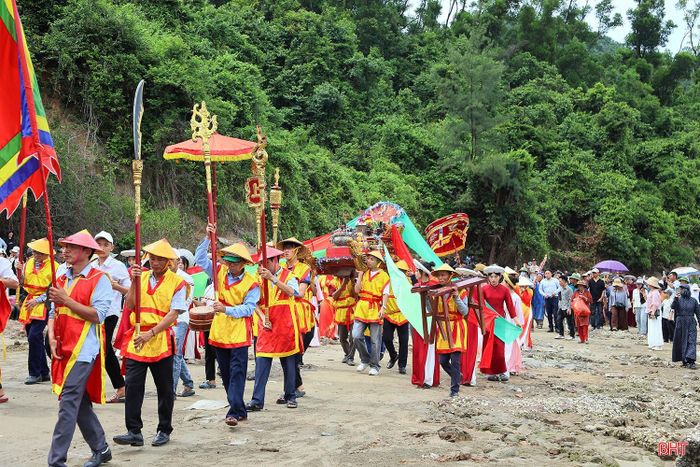 Đoàn rước với cờ hội rực rỡ, kiệu lễ trang nghiêm, tiếng nhạc bát âm vang vọng cùng sự tham gia của đông đảo người dân các địa phương đã di chuyển theo nghi thức truyền thống.