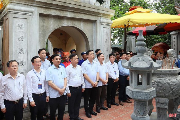 Chiều 16/6, lễ tế chính được tổ chức trang nghiêm tại Đền thờ chính Chiêu Trưng Đại Vương Lê Khôi. Tham dự buổi lễ có đồng chí Nguyễn Thành Đồng - Ủy viên BTV Tỉnh ủy, Chủ tịch Ủy ban MTTQ tỉnh cùng lãnh đạo các sở, ngành cấp tỉnh và đông đảo người dân địa phương.