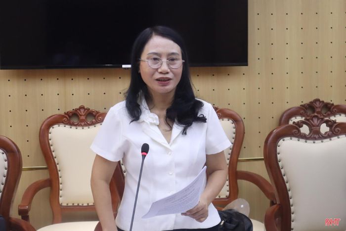 Trưởng ban Pháp chế HĐND tỉnh Nguyễn Thị Nhuần phát biểu tại buổi làm việc.