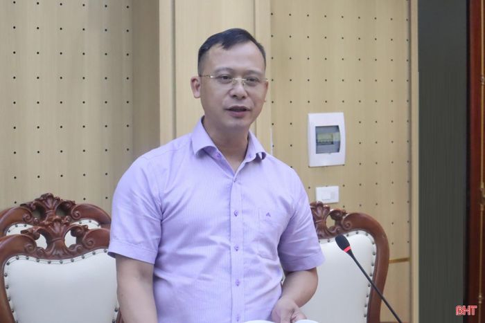 Phó Giám đốc Sở Tài chính Hồ Đức Đàn trình bày các tờ trình, dự thảo nghị quyết trình kỳ họp thường lệ giữa năm 2026, HĐND tỉnh khóa XIX.