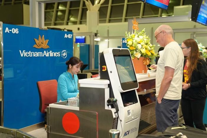 Hành khách làm thủ tục chuyến bay thẳng Hà Nội-Amsterdam. (Ảnh: PV/Vietnam+)