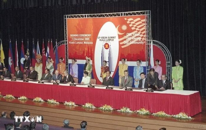 Lễ ký tuyên bố chung cấp cao ASEAN+Nga về quan hệ đối tác tiến bộ và toàn diện (13/12/2005). (Ảnh: Thế Thuần/TTXVN)