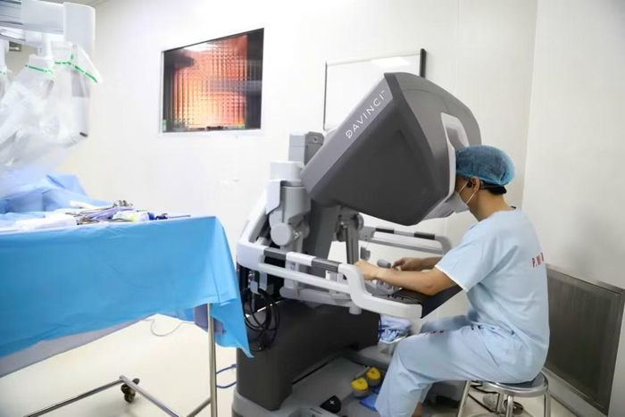 Các bác sỹ ứng dụng hệ thống phẫu thuật nội soi bằng Robot Da vinci thế hệ Xi cho bệnh nhân. (Ảnh: PV/Vietnam+)