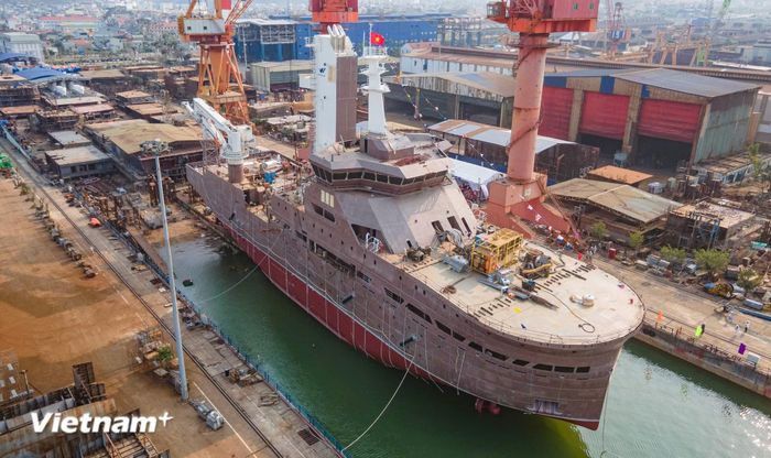 Trong giai đoạn tới, Việt Nam nên tập trung phát triển các dòng tàu cỡ vừa, tàu chuyên dụng, tàu dịch vụ phục vụ điện gió ngoài khơi. (Ảnh: Việt Hùng/Vietnam+)
