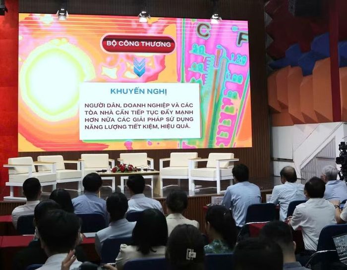 Bộ Công Thương khuyến nghị người dân, doanh nghiệp và các tòa nhà cần tiếp tục đẩy mạnh hơn nữa các giải pháp sử dụng năng lượng tiết kiệm, hiệu quả. (Ảnh: CTV/Vietnam+)