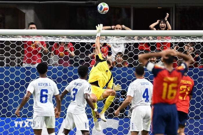 Thủ thành Vozinha thi đấu xuất sắc trước hàng công Tây Ban Nha. (Ảnh: AFP/TTXVN)