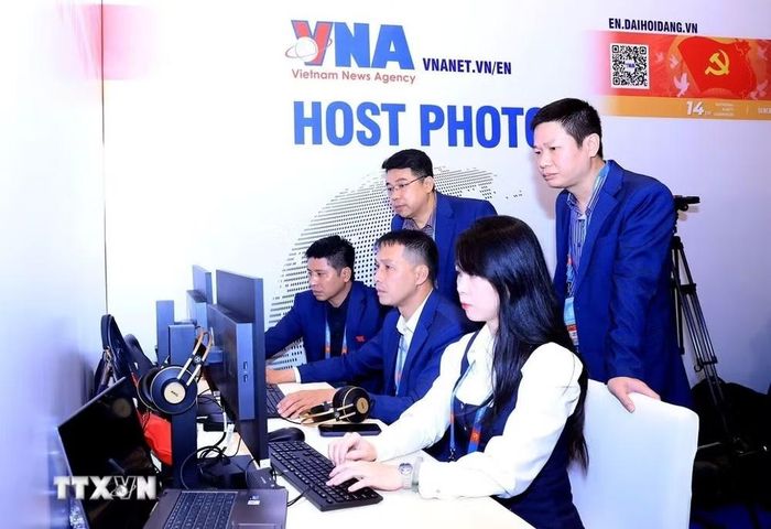 Phóng viên TTXVN tác nghiệp tại Đại hội XIV của Đảng. (Nguồn: TTXVN)