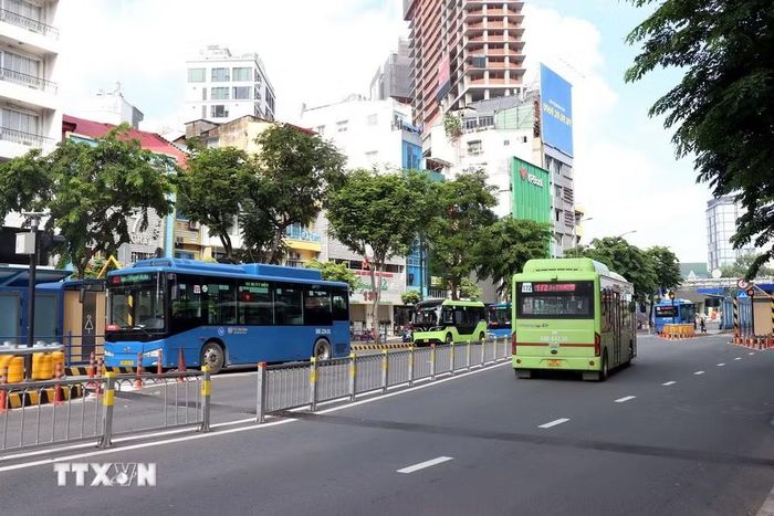 Trên địa bàn Thành phố Hồ Chí Minh hiện có 2.432 phương tiện xe buýt, trong đó có 1.649 xe buýt sử dụng điện, xe thân thiện môi trường, chiếm 67,8% toàn hệ thống. (Ảnh: Tiến Lực/TTXVN)