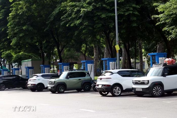 Các phương tiện sạc điện tại trạm sạc trên đường Lê Lai ở khu vực trung tâm Thành phố Hồ Chí Minh. (Ảnh: Tiến Lực/TTXVN)